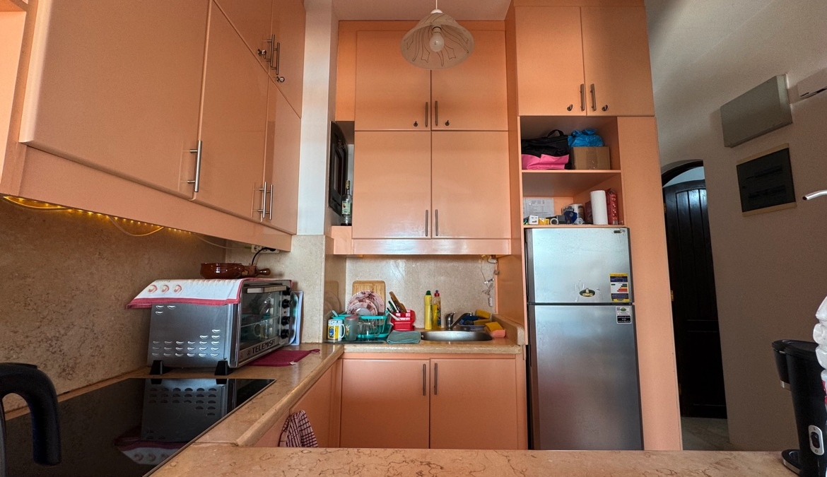 Kitchen in furnished West Golf apartment