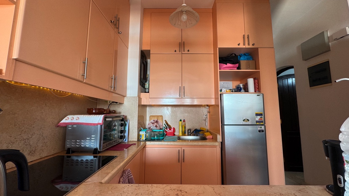 Kitchen in furnished West Golf apartment